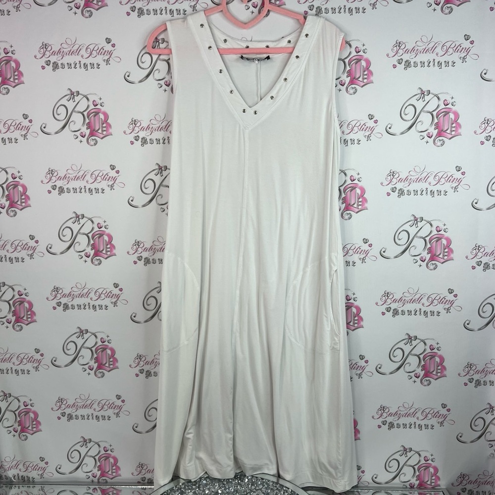 True essence dress studded neckline Chic White V-Neck Sleeveless dress